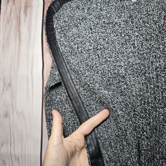 Madewell 100% Wool Gray Sweater with Leather Striped Sleeves Size XS - Picture 3 of 9